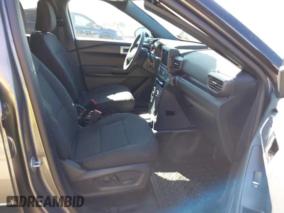 ✅ 2025 Ford Police Interceptor Utility • VIN: 1FM5K8AB9SGB13773 • Lot: 43087413. Wystawiony na IAAI z przebiegiem 5 378 mil. Bezpłatny archiwum sprzedaży aukcyjnych z USA i szczegółowy raport historii pojazdu na DreamBid. Zdjęcie 5.