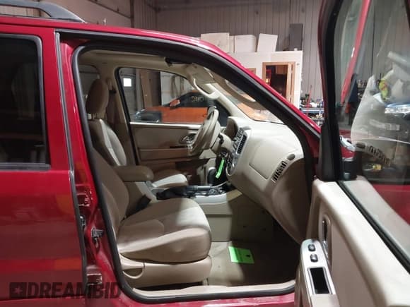 ✅ 2005 Mercury Mariner Luxury • VIN: 4M2CU57165DJ21185 • Lot: 43864195. Wystawiony na IAAI z przebiegiem Nie podano. Bezpłatny archiwum sprzedaży aukcyjnych z USA i szczegółowy raport historii pojazdu na DreamBid. Zdjęcie 5.