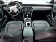 ✅ 2021 Volkswagen Passat SE • VIN: 1VWSA7A30MC002517 • Lot: 56824175. Wystawiony na Copart z przebiegiem 105 287 mil. Bezpłatny archiwum sprzedaży aukcyjnych z USA i szczegółowy raport historii pojazdu na DreamBid. Zdjęcie 8.