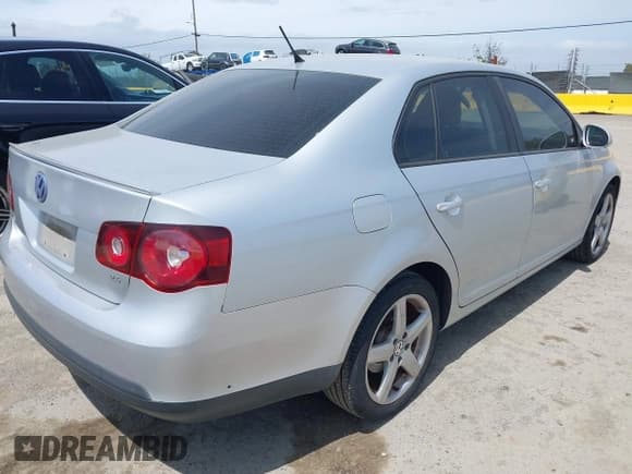 ✅ 2010 Volkswagen Jetta Limited Edition • VIN: 3VWAZ7AJ5AM108930 • Lot: 42117095. Wystawiony na IAAI z przebiegiem 126 887 mil. Bezpłatny archiwum sprzedaży aukcyjnych z USA i szczegółowy raport historii pojazdu na DreamBid. Zdjęcie 4.