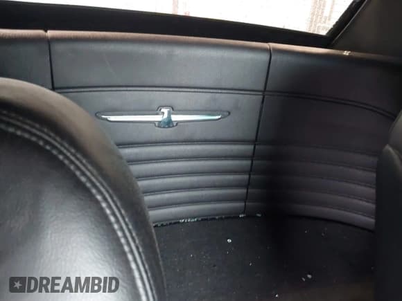 ✅ 2004 Ford Thunderbird Deluxe • VIN: 1FAHP60AX4Y102980 • Lot: 42234569. Listed on IAAI with 35,273 mi. Free auction sales archive from the USA and detailed vehicle history report at DreamBid. Image 8.