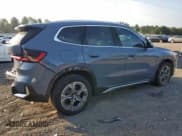 ✅ 2024 BMW X1 xDrive28i • VIN: WBX73EF07R5013308 • Лот: 81693645. Опубликован ранее на Copart с пробегом 8 373 миль. Бесплатный доступ к архиву аукционных продаж из США и подробный отчёт об истории автомобиля на DreamBid. Изображение 3.