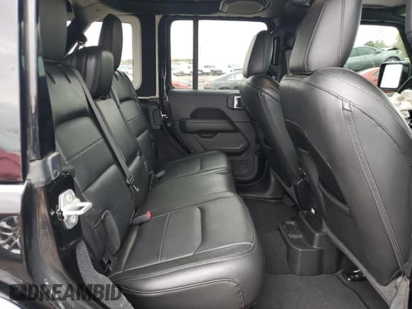 ✅ 2022 Jeep Wrangler Unlimited Sahara Altitude • VIN: 1C4HJXEG5NW125451 • Lot: 85537525. Wystawiony na Copart z przebiegiem 61 269 mil. Bezpłatny archiwum sprzedaży aukcyjnych z USA i szczegółowy raport historii pojazdu na DreamBid. Zdjęcie 10.