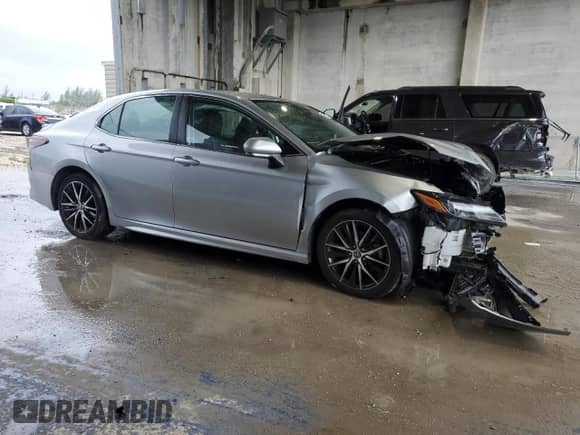 2023 Toyota Camry SE z VIN 4T1G11AK5PU779458, wystawiony jako Copart lot #84218615 z przebiegiem 55 134 mil mil oraz Nie do naprawy • Non repairable. Historia ofert i sprzedaży dostępna na DreamBid. Obrazek 4.