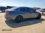 ✅ 2023 Mazda 3 S Carbon Edition • VIN: 3MZBPACM3PM353359 • Lot: 57983515. Wystawiony na Copart z przebiegiem 22 937 mil. Bezpłatny archiwum sprzedaży aukcyjnych z USA i szczegółowy raport historii pojazdu na DreamBid. Zdjęcie 3.