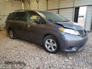 ✅ 2017 Toyota Sienna LE • VIN: 5TDKZ3DC8HS885254 • Lot: 92038915. Wystawiony na Copart z przebiegiem 101 337 mil. Bezpłatny archiwum sprzedaży aukcyjnych z USA i szczegółowy raport historii pojazdu na DreamBid. Zdjęcie 4.