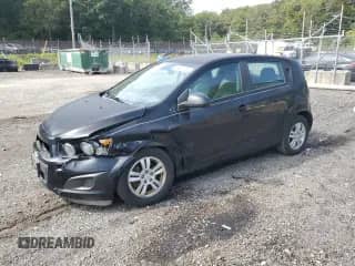 2012 Chevrolet Sonic LS с VIN 1G1JA6SH6C4125131, выставлен на аукционе Copart как лот 81268875 с пробегом 85 270 миль миль и Списание • Salvage title. История ставок и продаж доступна на DreamBid. Изображение 1.
