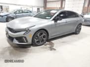 ✅ 2025 Kia K5 GT-Line • VIN: KNAG64J72S5331259 • Lot: 43532123. Wystawiony na IAAI z przebiegiem 13 476 mil. Bezpłatny archiwum sprzedaży aukcyjnych z USA i szczegółowy raport historii pojazdu na DreamBid. Zdjęcie 2.