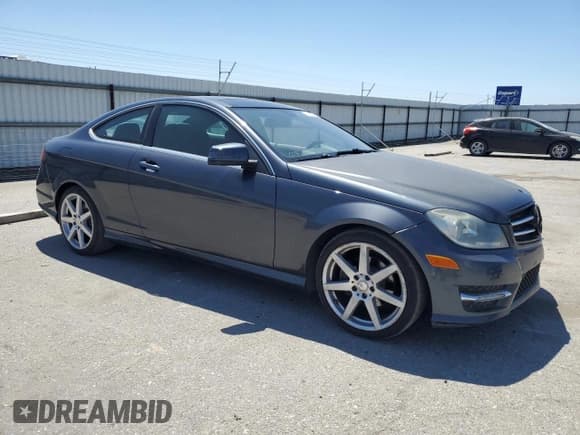 ✅ 2013 Mercedes-Benz C 250 • VIN: WDDGJ4HB2DF994782 • Lot: 57336875. Wystawiony na Copart z przebiegiem 113 762 mil. Bezpłatny archiwum sprzedaży aukcyjnych z USA i szczegółowy raport historii pojazdu na DreamBid. Zdjęcie 4.