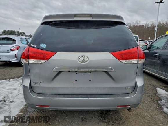✅ 2013 Toyota Sienna LE • VIN: 5TDKK3DC1DS328622 • Lot: 95694295. Listed on Copart with 235,597 mi. Free auction sales archive from the USA and detailed vehicle history report at DreamBid. Image 6.