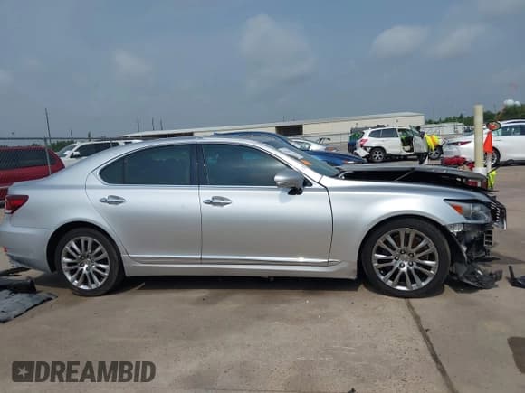 ✅ 2016 Lexus LS 460 • VIN: JTHBL5EF8G5139220 • Lot: 42291165. Listed on IAAI with 139,809 mi. Free auction sales archive from the USA and detailed vehicle history report at DreamBid. Image 14.