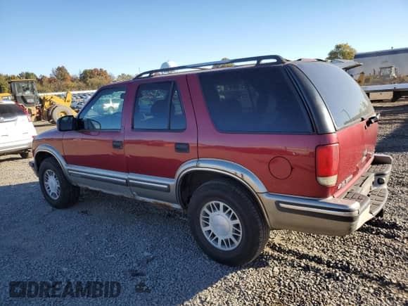 1999 Chevrolet Blazer LS z VIN 1GNDT13WXX2119758, wystawiony jako Copart lot #76240964 z przebiegiem 162 369 mil mil oraz Szkoda całkowita • Salvage title. Historia ofert i sprzedaży dostępna na DreamBid. Obrazek 2.