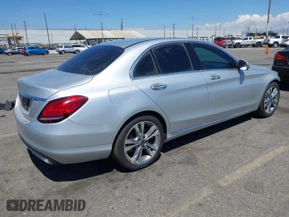 ✅ 2020 Mercedes-Benz C 300 • VIN: 55SWF8DB4LU327220 • Lot: 43159717. Wystawiony na IAAI z przebiegiem 55 204 mil. Bezpłatny archiwum sprzedaży aukcyjnych z USA i szczegółowy raport historii pojazdu na DreamBid. Zdjęcie 4.