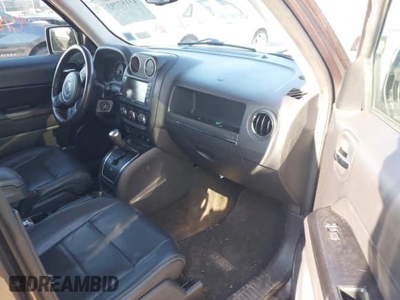 ✅ 2017 Jeep Patriot High Altitude • VIN: 1C4NJRFB2HD155301 • Lot: 43187793. Wystawiony na IAAI z przebiegiem 111 676 mil. Bezpłatny archiwum sprzedaży aukcyjnych z USA i szczegółowy raport historii pojazdu na DreamBid. Zdjęcie 5.