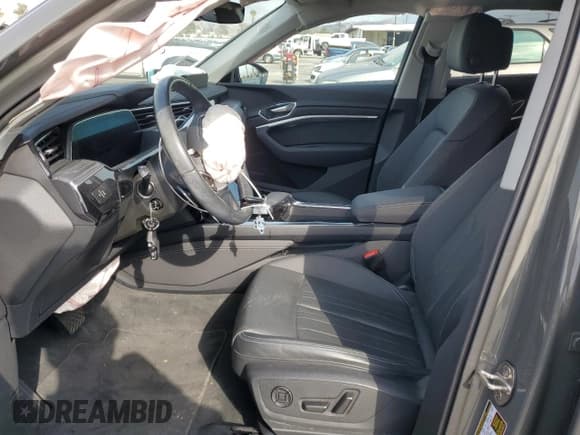 ✅ 2024 Audi Q8 e-tron Premium Plus • VIN: WA15AAGEXRB010931 • Лот: 43275285. Опубликован ранее на Copart с пробегом 23 930 миль. Бесплатный доступ к архиву аукционных продаж из США и подробный отчёт об истории автомобиля на DreamBid. Изображение 7.