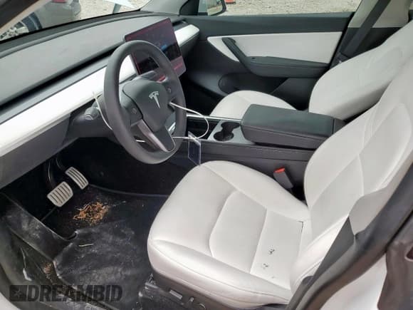 ✅ 2022 Tesla Model Y Performance • VIN: 7SAYGDEF9NF399909 • Lot: 59620215. Wystawiony na Copart z przebiegiem 43 951 mil. Bezpłatny archiwum sprzedaży aukcyjnych z USA i szczegółowy raport historii pojazdu na DreamBid. Zdjęcie 7.