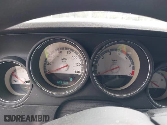 ✅ 2010 Dodge Challenger SE • VIN: 2B3CJ4DV1AH179557 • Lot: 42613328. Wystawiony na IAAI z przebiegiem 109 168 mil. Bezpłatny archiwum sprzedaży aukcyjnych z USA i szczegółowy raport historii pojazdu na DreamBid. Zdjęcie 7.