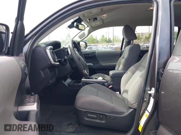 ✅ 2023 Toyota Tacoma SR5 • VIN: 3TMBZ5DN3PM038637 • Lot: 42218276. Wystawiony na IAAI z przebiegiem 12 268 mil. Bezpłatny archiwum sprzedaży aukcyjnych z USA i szczegółowy raport historii pojazdu na DreamBid. Zdjęcie 5.