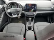 ✅ 2021 Hyundai Ioniq SE • VIN: KMHC65LDXMU245437 • Lot: 84065004. Wystawiony na Copart z przebiegiem 56 278 mil. Bezpłatny archiwum sprzedaży aukcyjnych z USA i szczegółowy raport historii pojazdu na DreamBid. Zdjęcie 8.