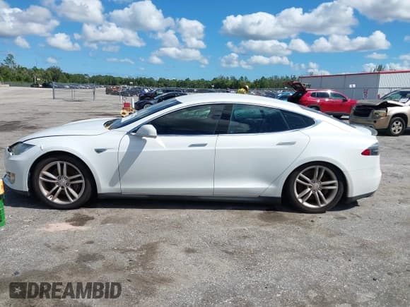 ✅ 2013 Tesla Model S Performance • VIN: 5YJSA1CP8DFP15538 • Lot: 43455805. Wystawiony na IAAI z przebiegiem Nie podano. Bezpłatny archiwum sprzedaży aukcyjnych z USA i szczegółowy raport historii pojazdu na DreamBid. Zdjęcie 15.
