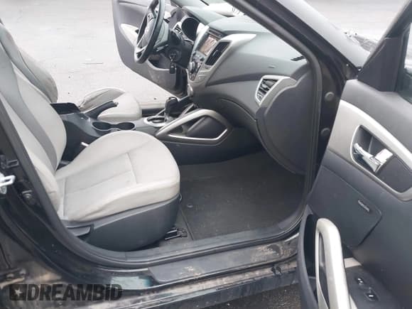 ✅ 2013 Hyundai Veloster w/Black Int • VIN: KMHTC6AD3DU124007 • Lot: 43653071. Wystawiony na IAAI z przebiegiem 128 114 mil. Bezpłatny archiwum sprzedaży aukcyjnych z USA i szczegółowy raport historii pojazdu na DreamBid. Zdjęcie 5.