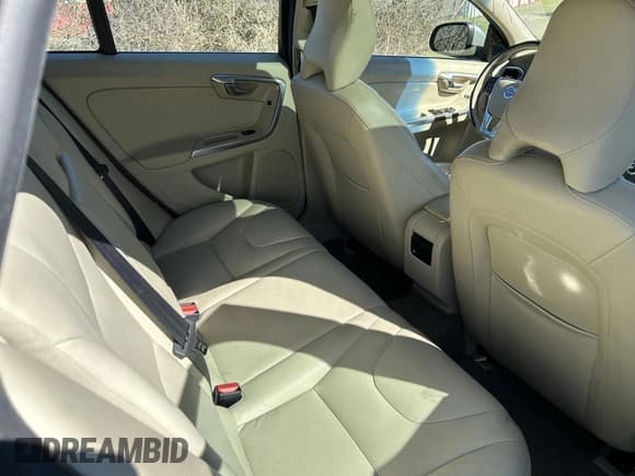 ✅ 2015 Volvo V60 T5 Drive-E Premier • VIN: YV140MEK6F1245353 • Lot: 41713825. Wystawiony na IAAI z przebiegiem 131 682 mil. Bezpłatny archiwum sprzedaży aukcyjnych z USA i szczegółowy raport historii pojazdu na DreamBid. Zdjęcie 8.