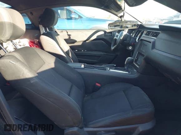 ✅ 2014 Ford Mustang V6 • VIN: 1ZVBP8AM4E5266052 • Лот: 43785626. Опубликован ранее на IAAI с пробегом 136 836 миль. Бесплатный доступ к архиву аукционных продаж из США и подробный отчёт об истории автомобиля на DreamBid. Изображение 5.