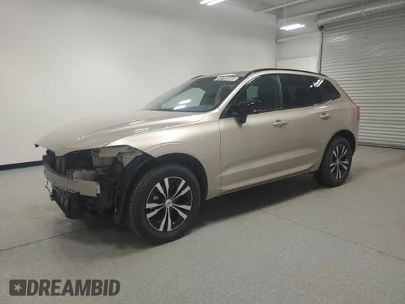 ✅ 2025 Volvo XC60 Core • VIN: YV4M12RJ7S1093423 • Лот: 70765565. Опубликован ранее на Copart с пробегом 14 396 миль. Бесплатный доступ к архиву аукционных продаж из США и подробный отчёт об истории автомобиля на DreamBid. Изображение 1.