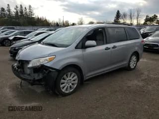 ✅ 2013 Toyota Sienna L • VIN: 5TDZK3DC4DS348524 • Lot: 80899465. Wystawiony na Copart z przebiegiem 151 718 mil. Bezpłatny archiwum sprzedaży aukcyjnych z USA i szczegółowy raport historii pojazdu na DreamBid. Zdjęcie 1.