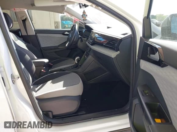 ✅ 2024 Volkswagen Taos S • VIN: 3VV5X7B25RM107226 • Lot: 43540598. Wystawiony na IAAI z przebiegiem 13 156 mil. Bezpłatny archiwum sprzedaży aukcyjnych z USA i szczegółowy raport historii pojazdu na DreamBid. Zdjęcie 5.