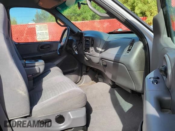 ✅ 2001 Ford F-150 XL • VIN: 1FTRF17L01NC00506 • Lot: 81245645. Wystawiony na Copart z przebiegiem 134 872 mil. Bezpłatny archiwum sprzedaży aukcyjnych z USA i szczegółowy raport historii pojazdu na DreamBid. Zdjęcie 5.