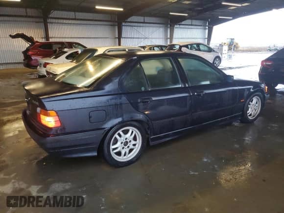 1997 BMW 3 Series z VIN WBACD3325VAV21116, wystawiony jako Copart lot #82164394 z przebiegiem 172 704 mil mil oraz Czysty tytuł • Clean title. Historia ofert i sprzedaży dostępna na DreamBid. Obrazek 3.