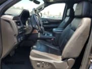 ✅ 2021 Chevrolet Suburban High Country • VIN: 1GNSKGKL7MR180475 • Lot: 63847874. Wystawiony na Copart z przebiegiem 157 184 mil. Bezpłatny archiwum sprzedaży aukcyjnych z USA i szczegółowy raport historii pojazdu na DreamBid. Zdjęcie 7.