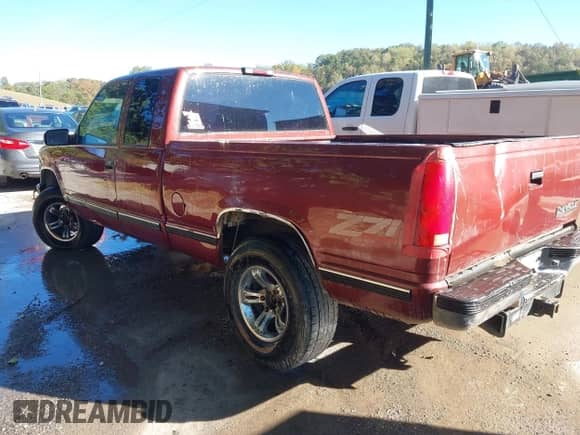 1998 Chevrolet Silverado 1500 z VIN 1GCEK19R4WR121755, wystawiony jako IAAI lot #43477168 z przebiegiem 179 245 mil mil oraz . Historia ofert i sprzedaży dostępna na DreamBid. Obrazek 3.