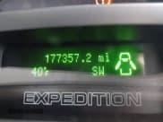 ✅ 2008 Ford Expedition SSV • VIN: 1FMFU16538LA03164 • Lot: 43596921. Wystawiony na IAAI z przebiegiem 177 357 mil. Bezpłatny archiwum sprzedaży aukcyjnych z USA i szczegółowy raport historii pojazdu na DreamBid. Zdjęcie 15.