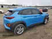 2020 Hyundai Kona SE z VIN KM8K12AA4LU475569, wystawiony jako Copart lot #46074773 z przebiegiem 27 247 mil mil oraz . Historia ofert i sprzedaży dostępna na DreamBid. Obrazek 3.