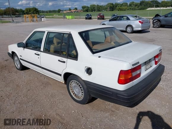 ✅ 1993 Volvo 940 • VIN: YV1JS8800P0128423 • Lot: 43071006. Wystawiony na IAAI z przebiegiem 135 786 mil. Bezpłatny archiwum sprzedaży aukcyjnych z USA i szczegółowy raport historii pojazdu na DreamBid. Zdjęcie 3.