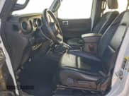 ✅ 2021 Jeep Wrangler Unlimited Sahara High Altitude • VIN: 1C4HJXEN5MW748985 • Lot: 94197935. Wystawiony na Copart z przebiegiem 46 672 mil. Bezpłatny archiwum sprzedaży aukcyjnych z USA i szczegółowy raport historii pojazdu na DreamBid. Zdjęcie 7.