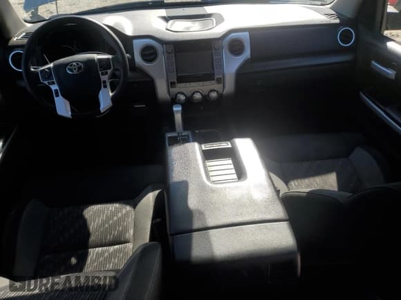 ✅ 2018 Toyota Tundra SR5 • VIN: 5TFEM5F12JX129504 • Лот: 92424235. Опубликован ранее на Copart с пробегом 61 189 миль. Бесплатный доступ к архиву аукционных продаж из США и подробный отчёт об истории автомобиля на DreamBid. Изображение 8.