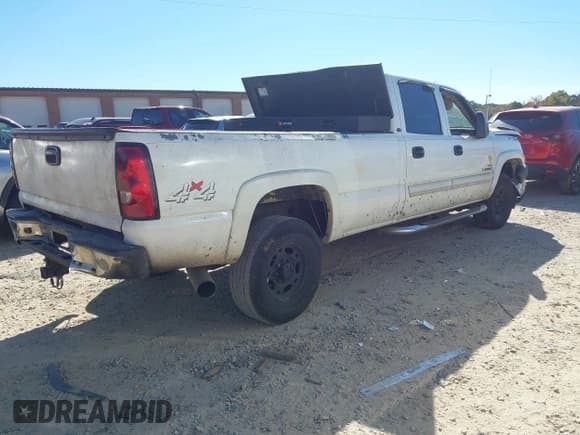 ✅ 2006 Chevrolet Silverado 2500HD LT3 • VIN: 1GCHK23D96F267246 • Lot: 43460745. Wystawiony na IAAI z przebiegiem Nie podano. Bezpłatny archiwum sprzedaży aukcyjnych z USA i szczegółowy raport historii pojazdu na DreamBid. Zdjęcie 4.