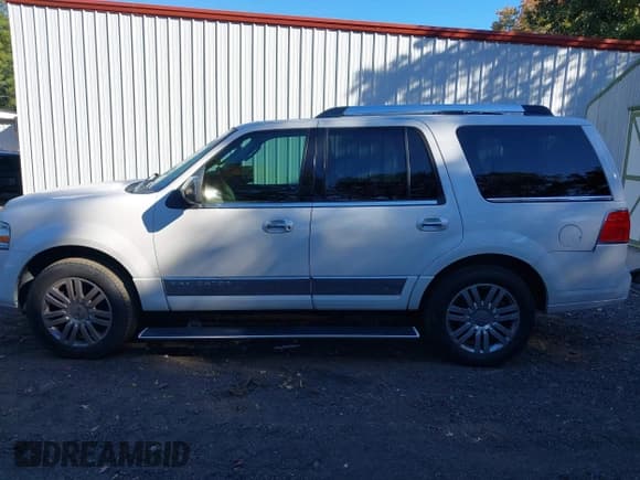 ✅ 2014 Lincoln Navigator • VIN: 5LMJJ2H50EEL01402 • Lot: 43542705. Listed on IAAI with 172,044 mi. Free auction sales archive from the USA and detailed vehicle history report at DreamBid. Image 14.