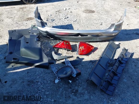 ✅ 2018 Honda Pilot EX-L • VIN: 5FNYF5H50JB022694 • Lot: 43577333. Listed on IAAI with 85,037 mi. Free auction sales archive from the USA and detailed vehicle history report at DreamBid. Image 12.