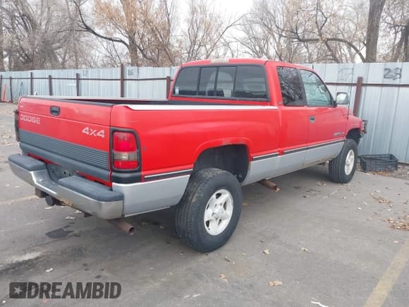 ✅ 1997 Dodge 1500 • VIN: 1B7HF13Z5VJ529432 • Lot: 43855883. Wystawiony na IAAI z przebiegiem 176 042 mil. Bezpłatny archiwum sprzedaży aukcyjnych z USA i szczegółowy raport historii pojazdu na DreamBid. Zdjęcie 4.