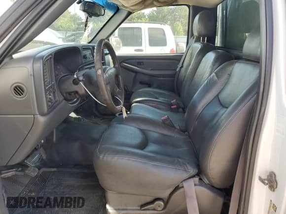 2004 Chevrolet Silverado 1500 LS z VIN 1GCEC14TX4E211982, wystawiony jako Copart lot #65004125 z przebiegiem 131 121 mil mil oraz Szkoda całkowita • Salvage title. Historia ofert i sprzedaży dostępna na DreamBid. Obrazek 7.