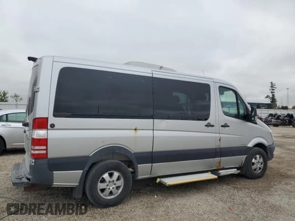 ✅ 2014 Mercedes-Benz Sprinter Passenger • VIN: WDZPE7DCXE5844571 • Lot: 82225595. Wystawiony na Copart z przebiegiem 160 689 mil. Bezpłatny archiwum sprzedaży aukcyjnych z USA i szczegółowy raport historii pojazdu na DreamBid. Zdjęcie 3.