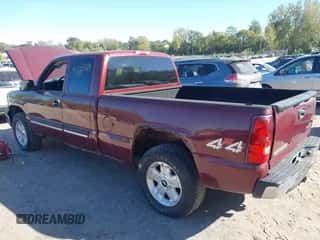 2003 Chevrolet Silverado 1500 LS z VIN 1GCEK19V43E308106, wystawiony jako IAAI lot #43392743 z przebiegiem 211 880 mil mil oraz . Historia ofert i sprzedaży dostępna na DreamBid. Obrazek 3.