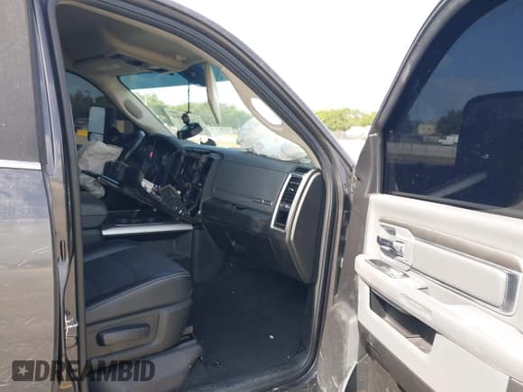 ✅ 2018 Ram 2500 Big Horn • VIN: 3C6UR5ML2JG368807 • Lot: 42159084. Wystawiony na IAAI z przebiegiem 142 326 mil. Bezpłatny archiwum sprzedaży aukcyjnych z USA i szczegółowy raport historii pojazdu na DreamBid. Zdjęcie 5.