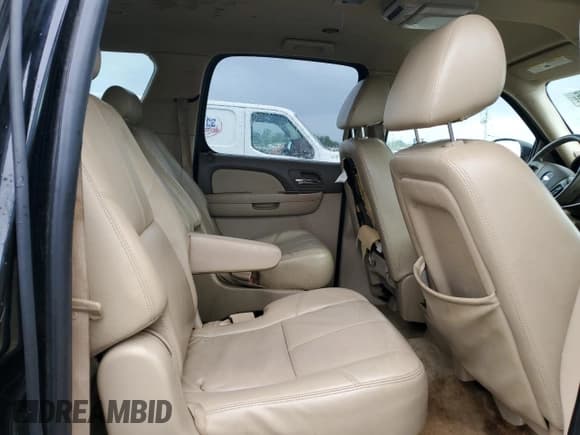 ✅ 2009 Chevrolet Suburban 2LT • VIN: 1GNFC26089R288936 • Lot: 85271585. Wystawiony na Copart z przebiegiem 283 722 mil. Bezpłatny archiwum sprzedaży aukcyjnych z USA i szczegółowy raport historii pojazdu na DreamBid. Zdjęcie 11.