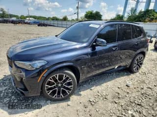 ✅ 2022 BMW X5 M • VIN: 5YMJU0C02N9K65548 • Lot: 67068055. Wystawiony na Copart z przebiegiem 33 736 mil. Bezpłatny archiwum sprzedaży aukcyjnych z USA i szczegółowy raport historii pojazdu na DreamBid. Zdjęcie 1.