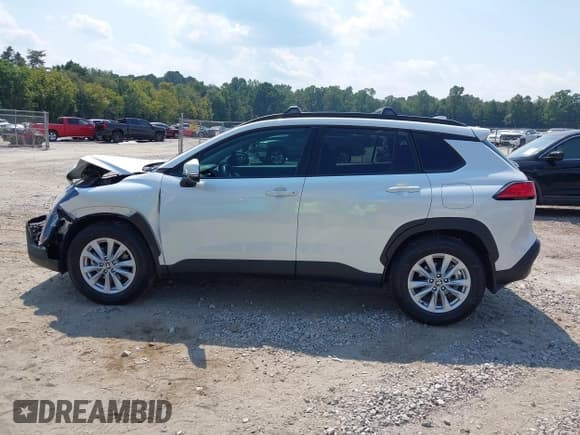 ✅ 2022 Toyota Corolla Cross LE • VIN: 7MUCAABG2NV019119 • Lot: 43157875. Listed on IAAI with 38,566 mi. Free auction sales archive from the USA and detailed vehicle history report at DreamBid. Image 14.